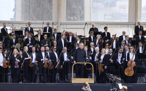 The LSO and Sir Antonio Pappano on stage in Trafalgar Square taking applause.